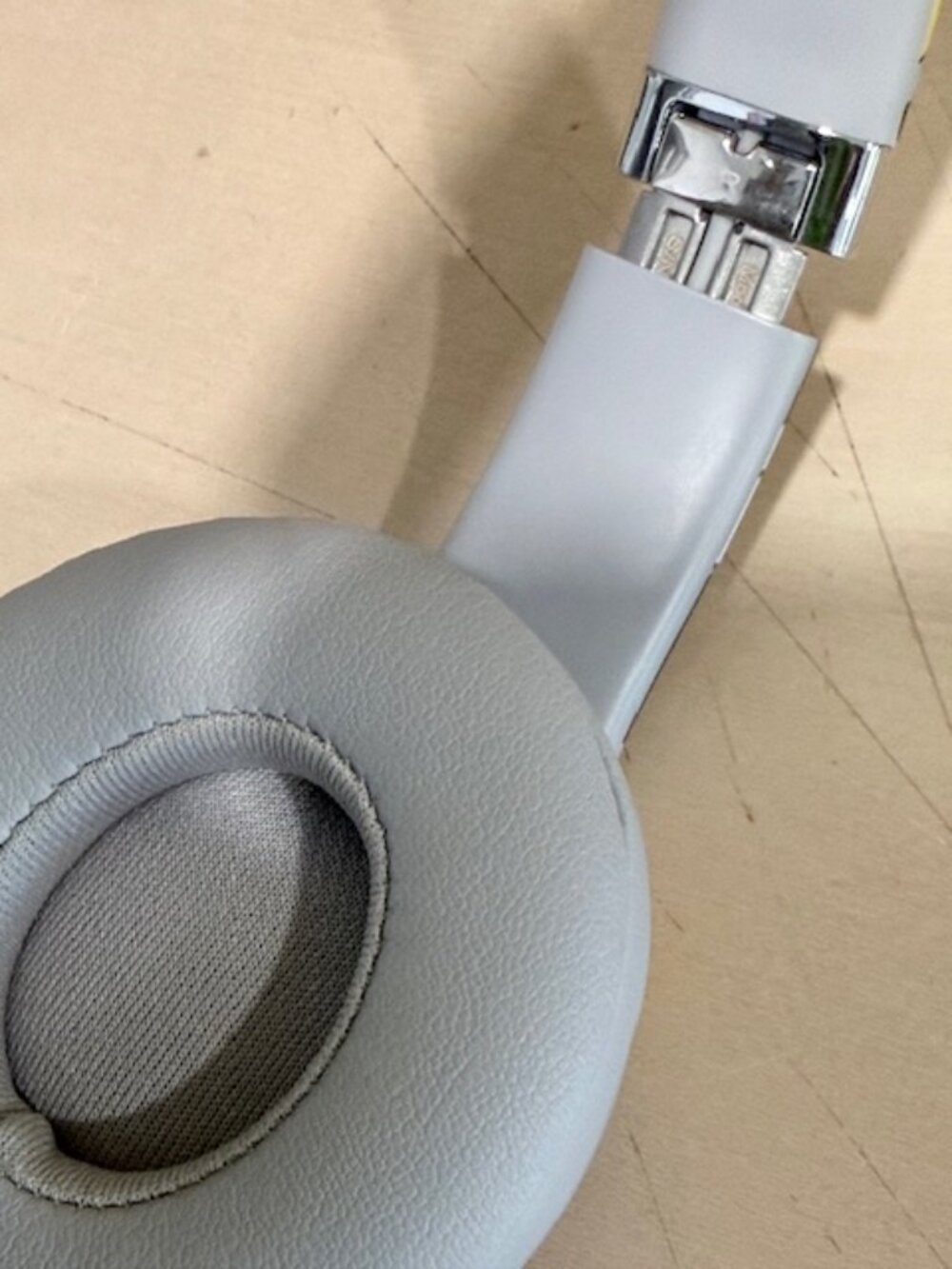 Disney Mickey Mouse Beats by Dre Over-Ear Limited Ed. Headphones With WIRES - Picture 8 of 9